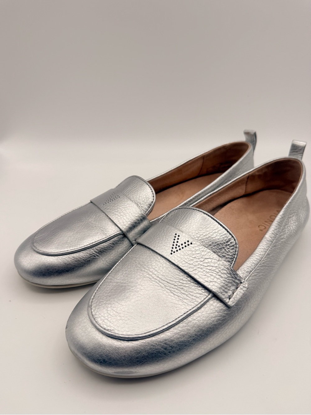 VIONIC Tessa Silver Metallic Leather Loafer Flats Women’s Size 11